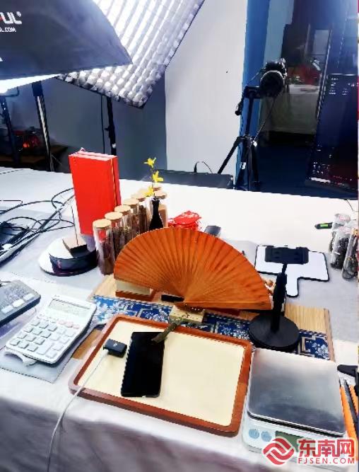 青春帶貨新力量 福州外語外貿學院學子化身助銷員，助力家鄉紅木工藝品走向更廣闊市場