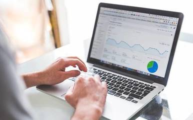 朗坤 數(shù)字時代的財經(jīng)跨界探索者